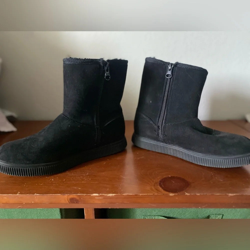 Cat & Jack - Kid’s fuzzy Black Ankle Boots - EUC - size 1